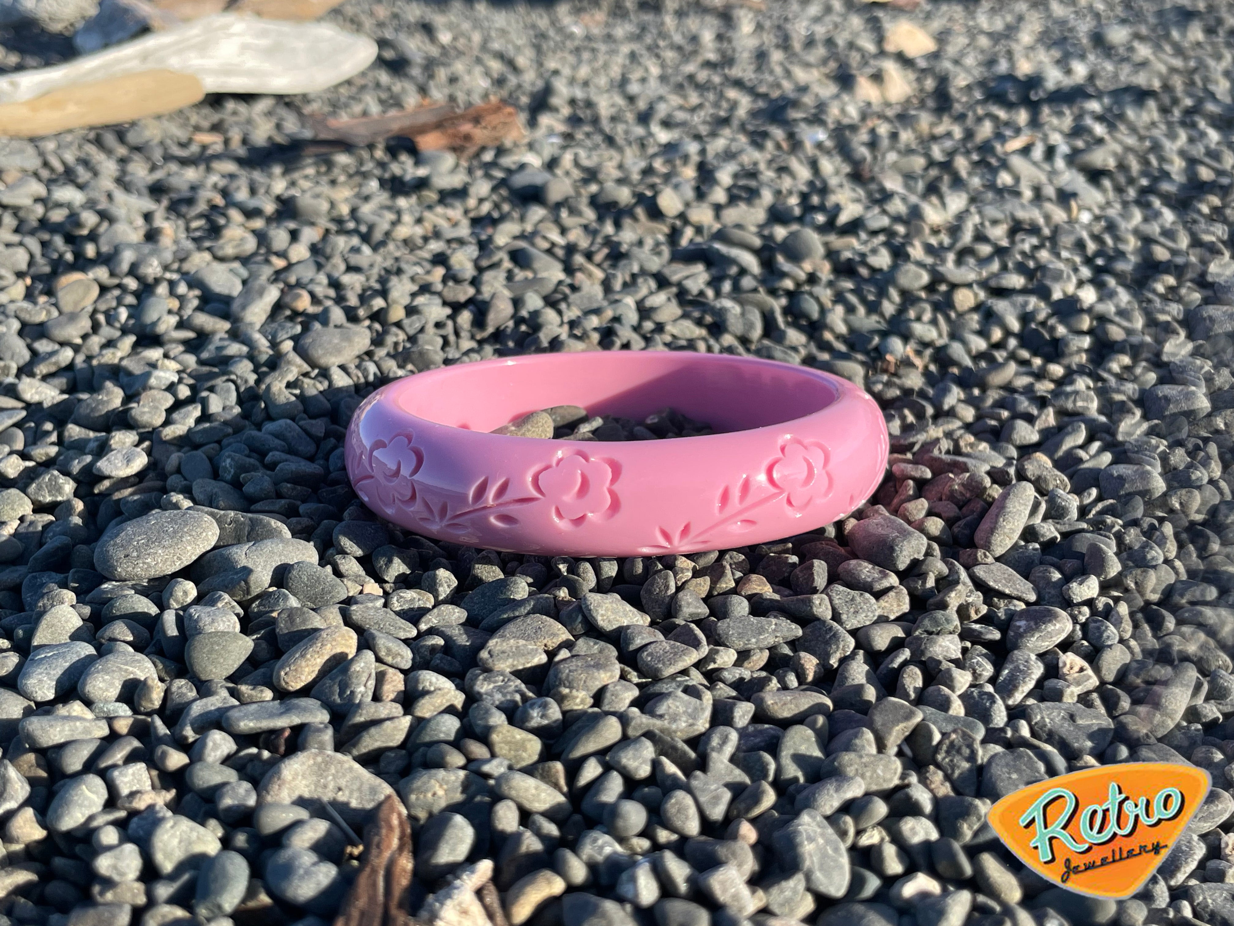 Midi "Blossom" in baby pink by MCR carved fakelite bangle