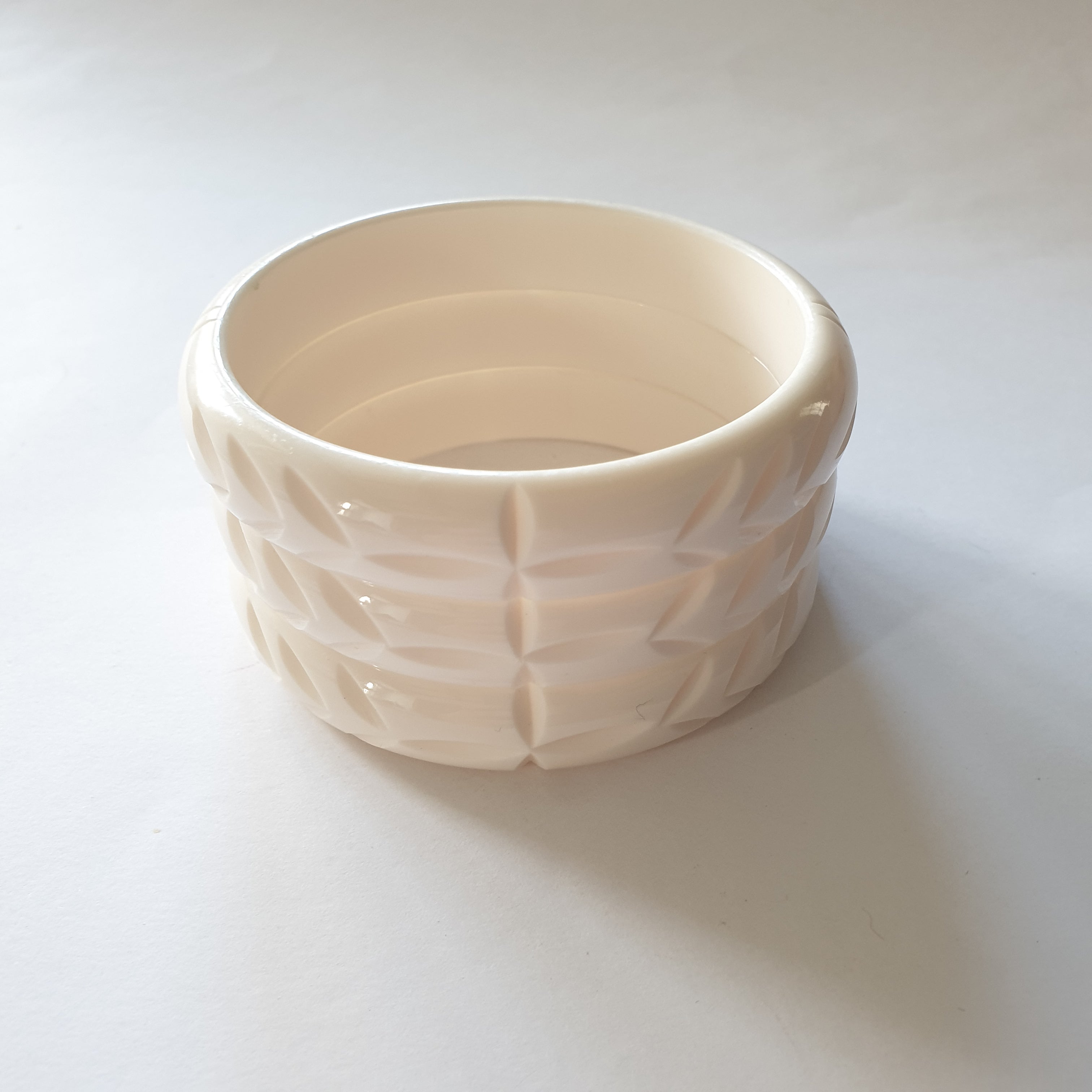 Elsie carved fakelite bangle - white