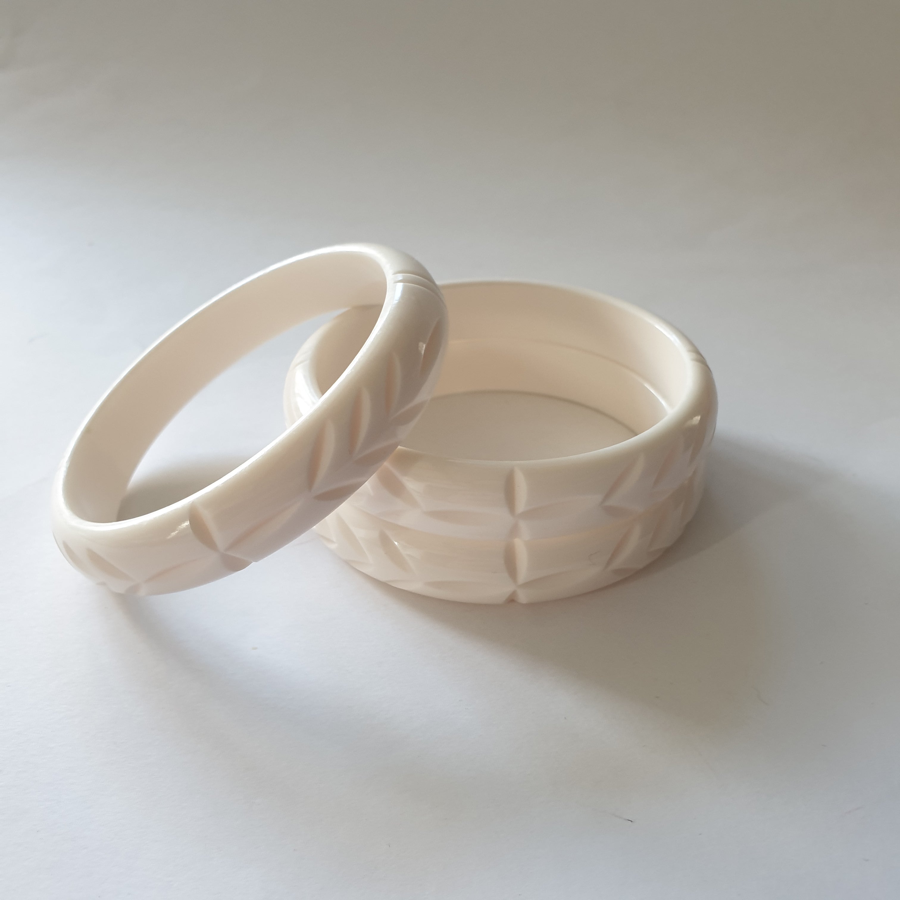 Elsie carved fakelite bangle - white