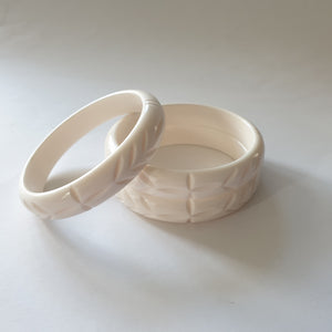Elsie carved fakelite bangle - white