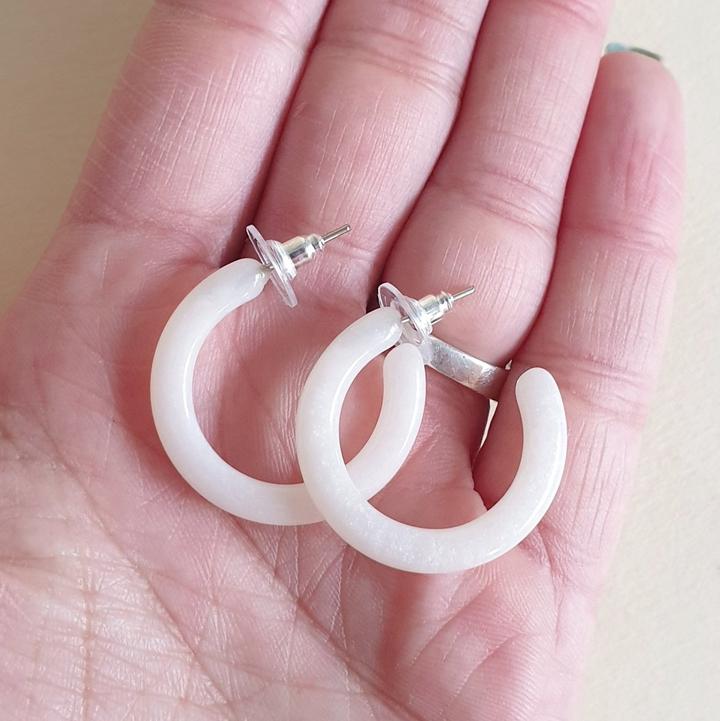 Lucie Hoop Earrings - Pearl