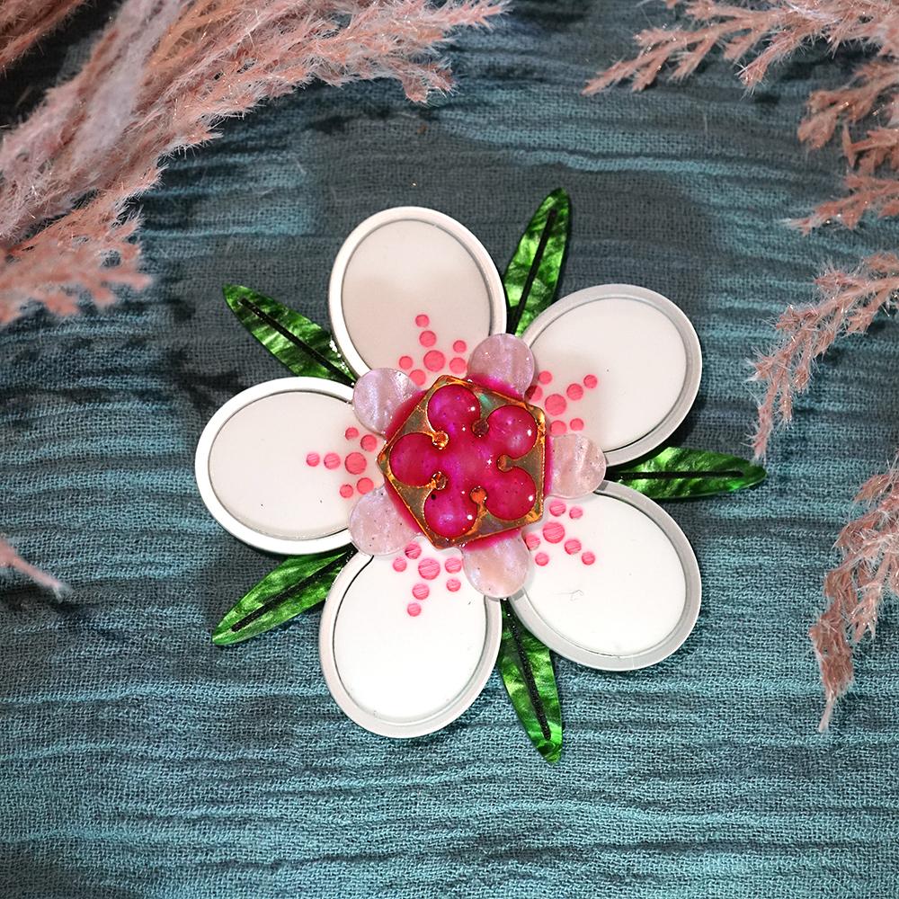 Manuka brooch