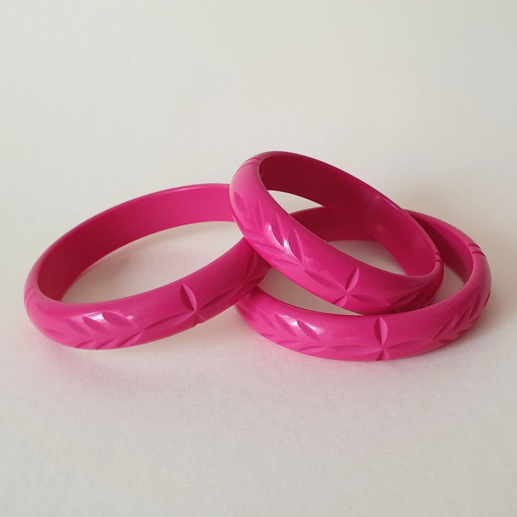 Elsie Carved Fakelite Bangle - Hot Pink * 2nds Quality *