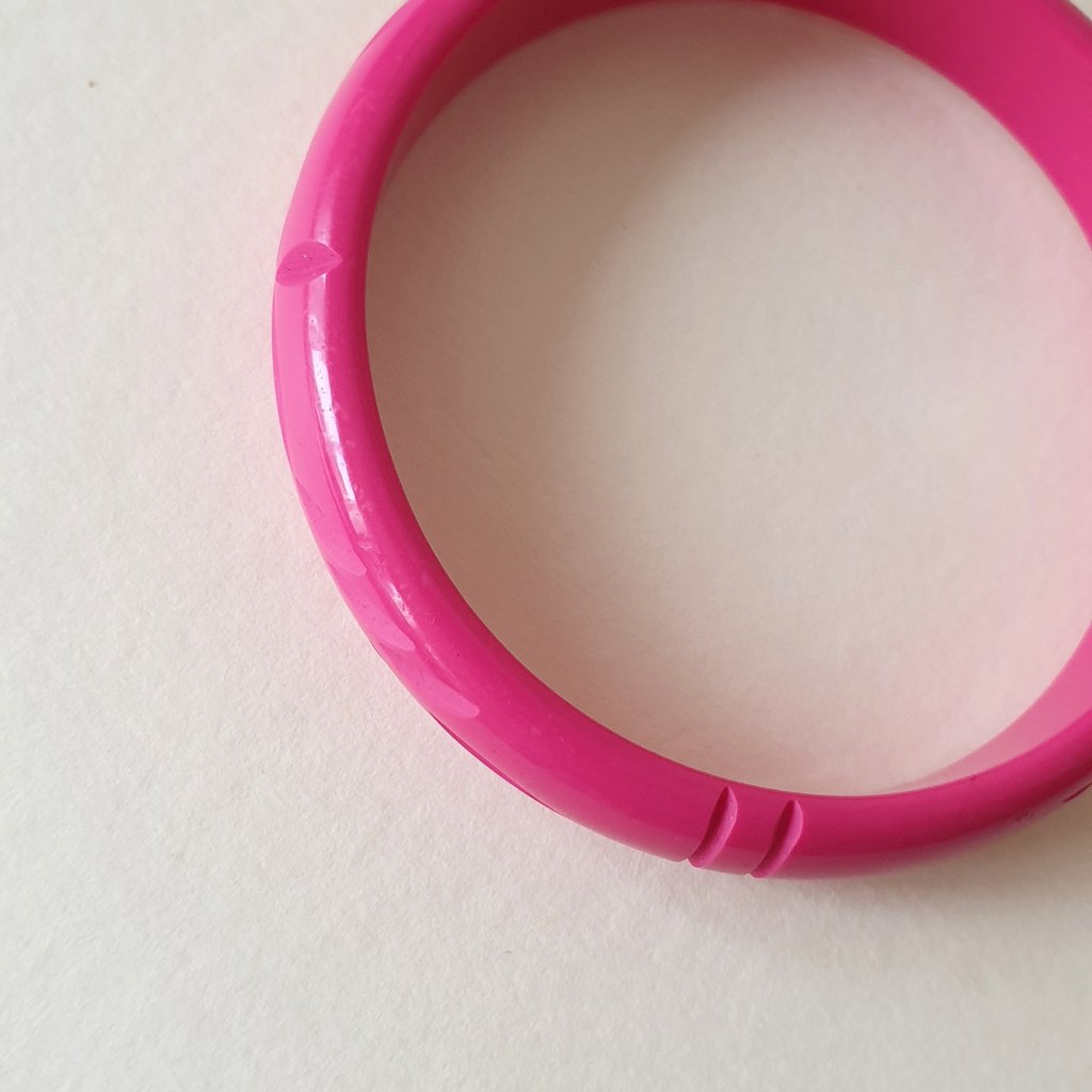 Elsie Carved Fakelite Bangle - Hot Pink * 2nds Quality *