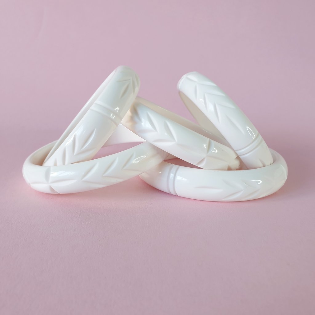 Elsie carved fakelite bangle - white