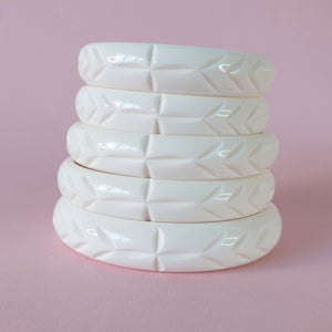 Elsie carved fakelite bangle - white