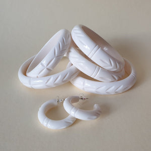Elsie carved fakelite bangle - white