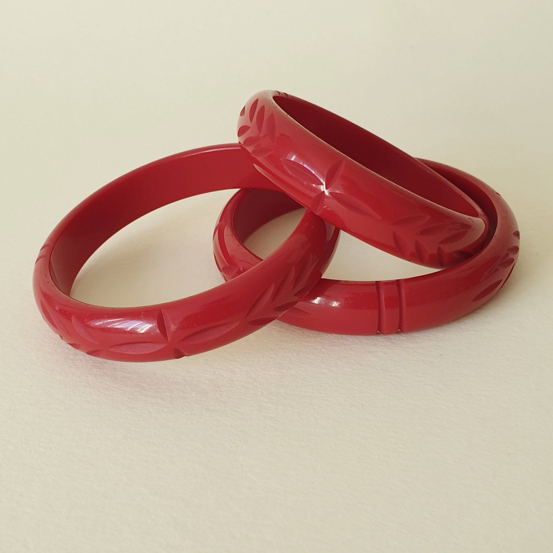 Elsie carved fakelite bangle - Cherry Red