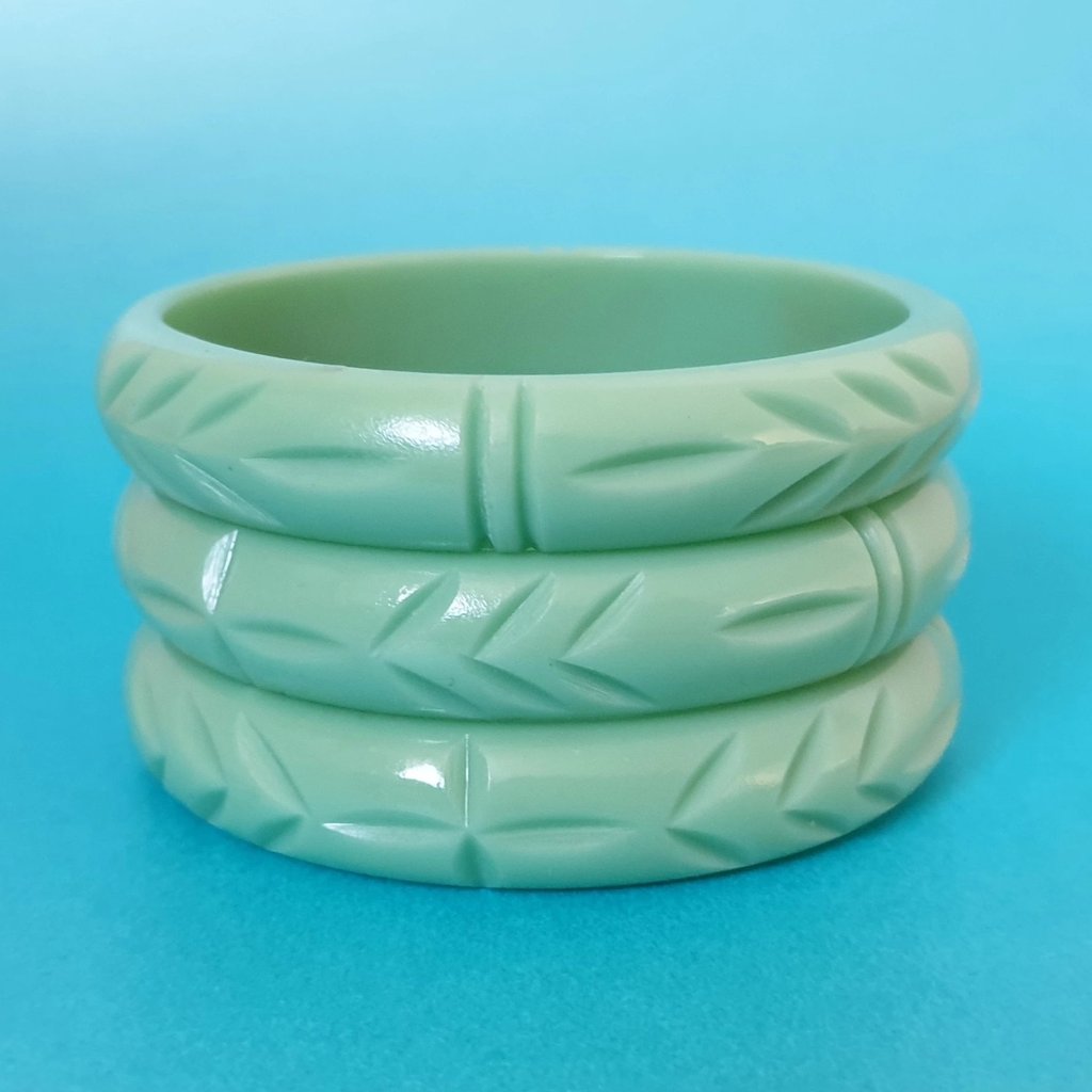 Elsie carved fakelite bangle - Mint Green