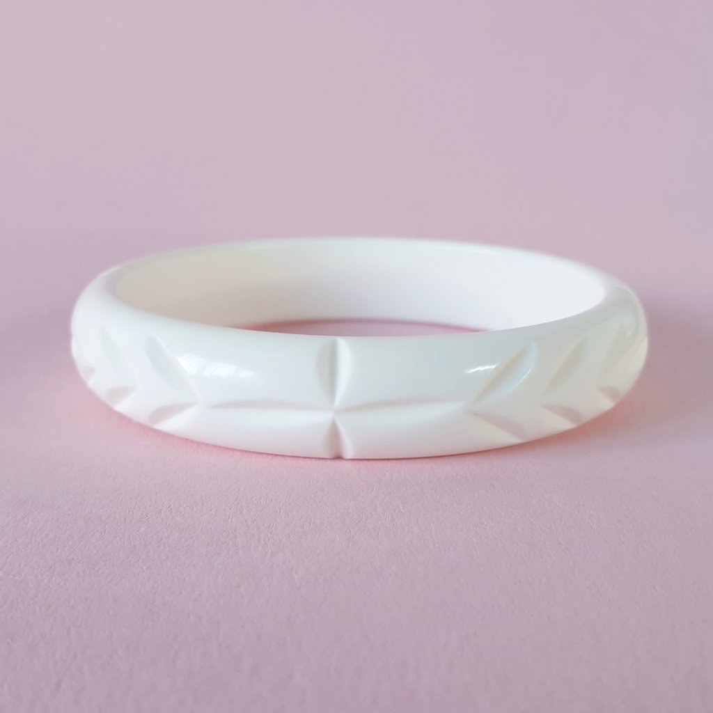 Elsie carved fakelite bangle - white
