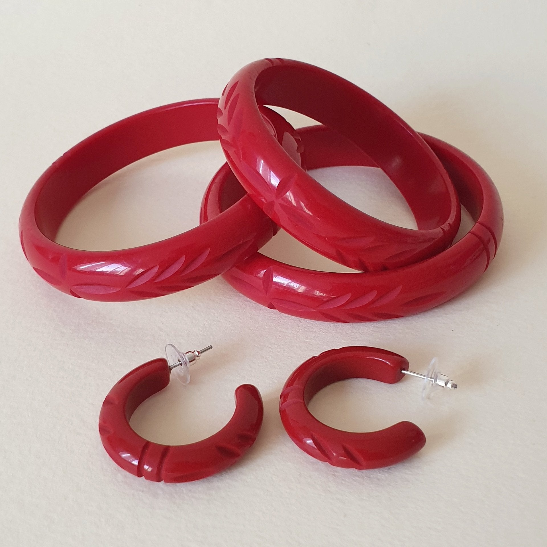 Elsie carved fakelite bangle - Cherry Red