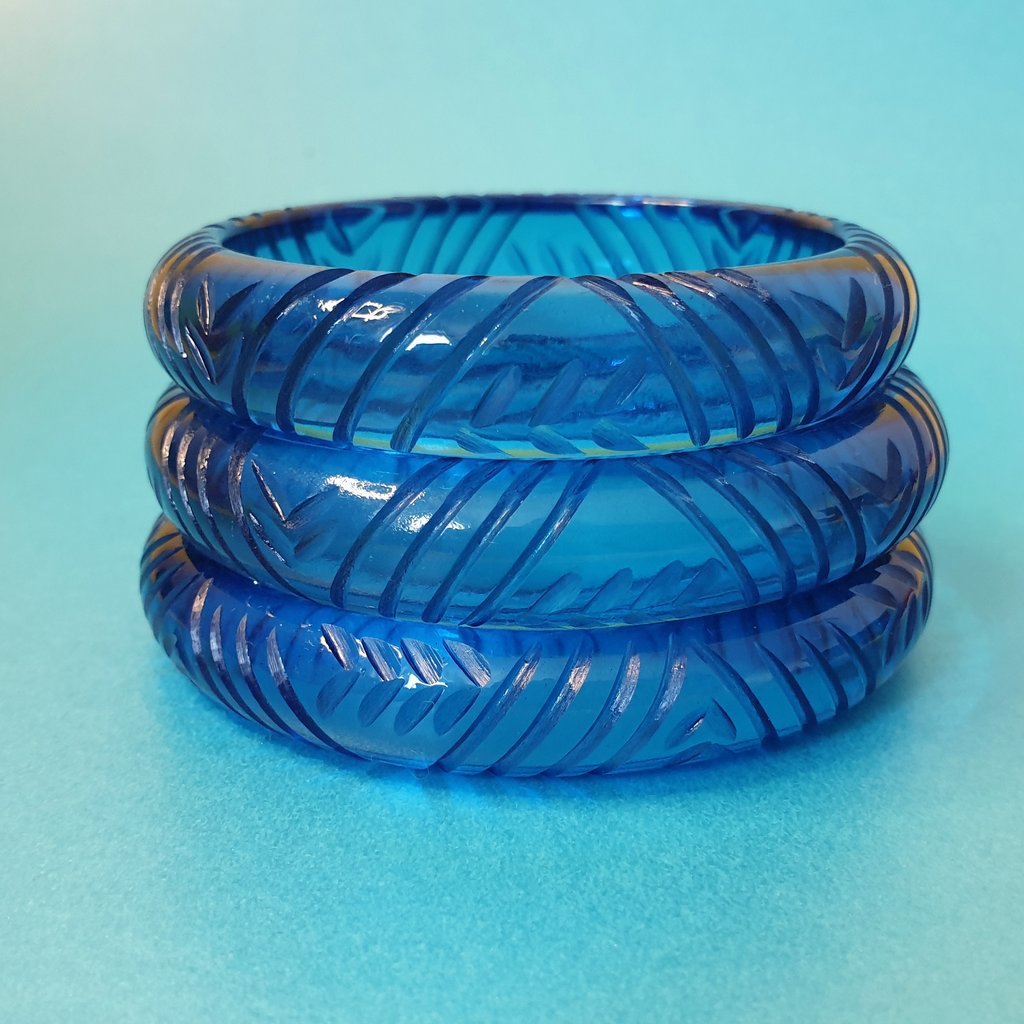 Krystal Prystal carved bangle - Blue