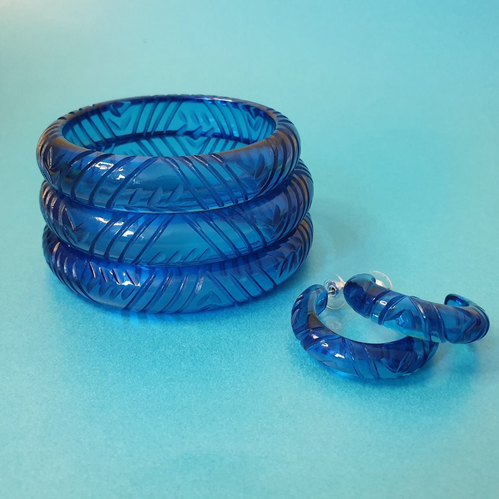 Krystal Prystal carved bangle - Blue